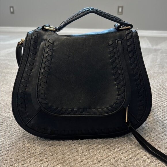 ❤️Vici —Urban Expressions Black and Gold Shoulder Bag with Saddle Shape - Picture 1 of 10